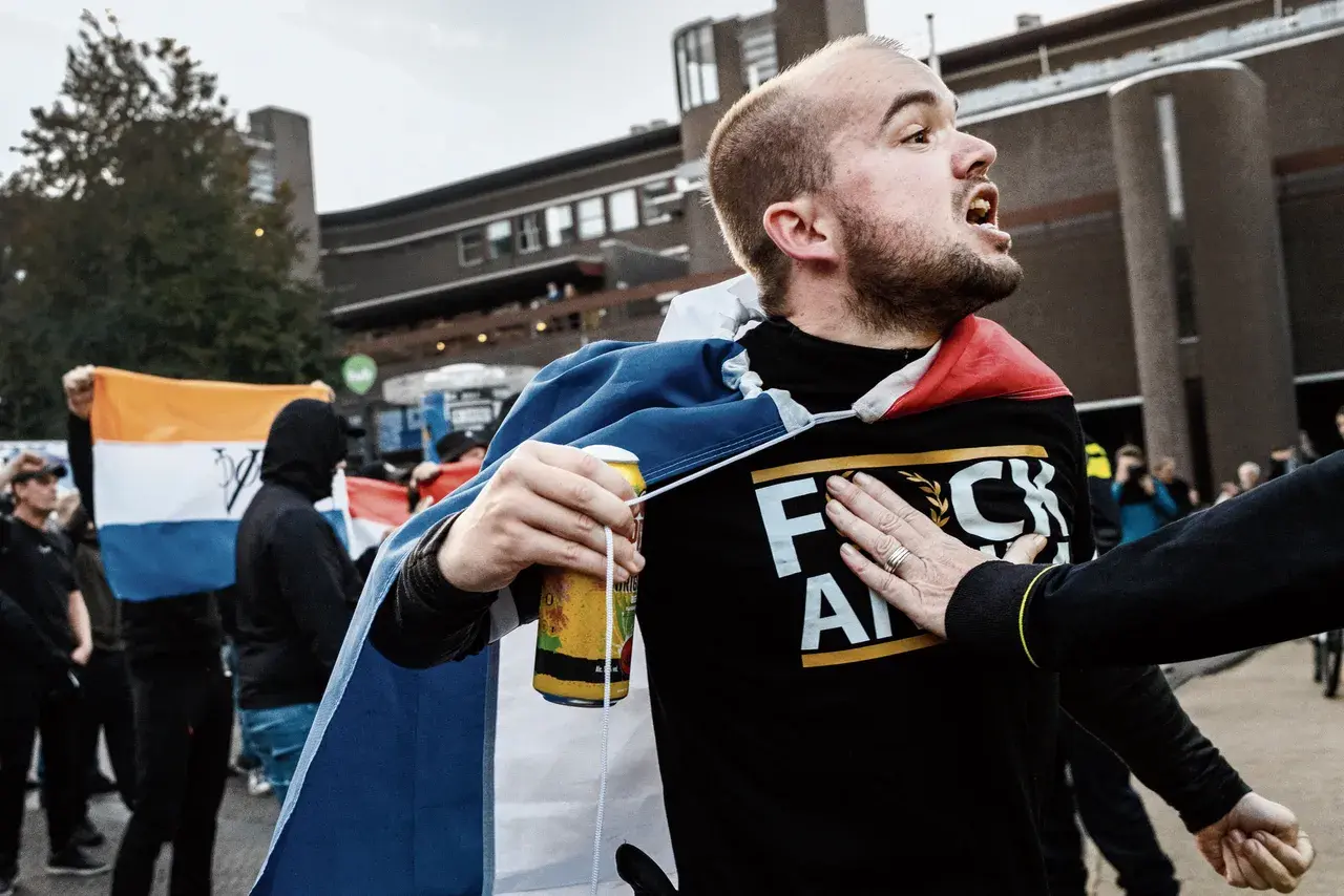 Fascistische smeerlap. Prinsenvlag op de achtergrond.